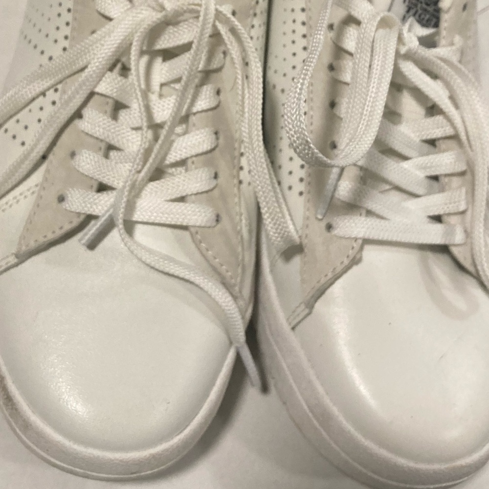 👟Le TIGRE Tompkins Sneaker - Women's  Size: 9.5  Color : White - Picture 10 of 12